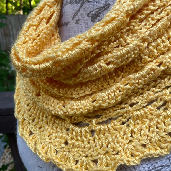 Yellow handmade infinity scarf - Picture 4 of 5